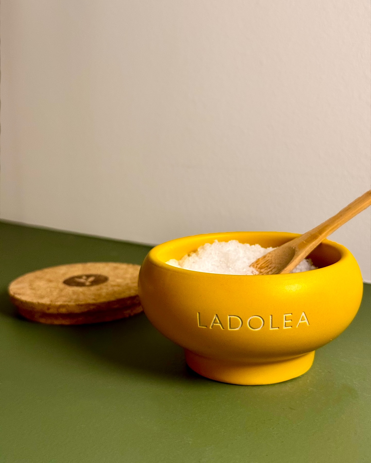 Ladolea Premium Fleur de Sel Meersalz in handgefertigter Keramikschale 100 g